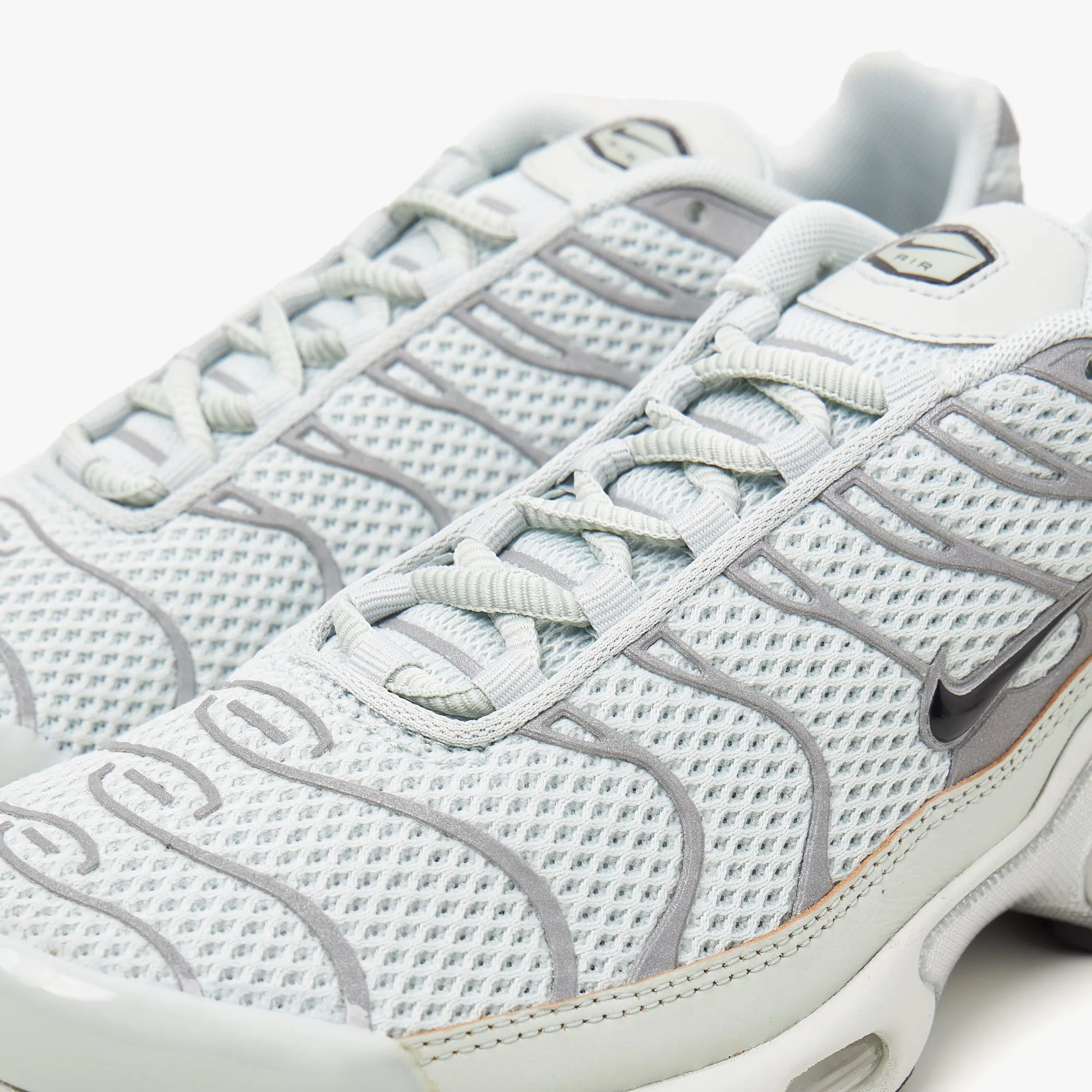 Nike Women's Air Max Plus Light Silver / Black - Chrome
